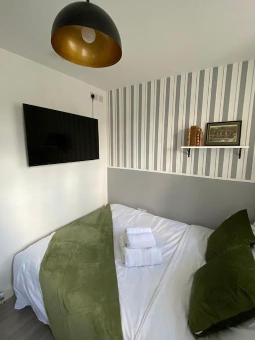 One Bedroom Putney Village Flat London