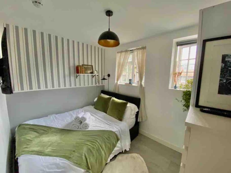 One Bedroom Putney Village Flat * London