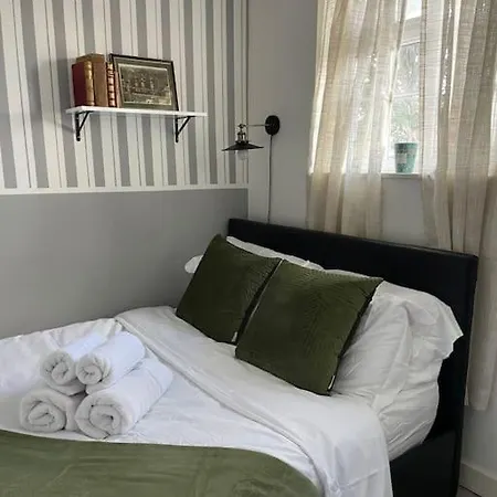 One Bedroom Putney Village Flat Londen Buitenkant foto
