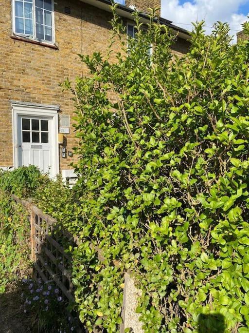 One Bedroom Putney Village Flat * Londen
